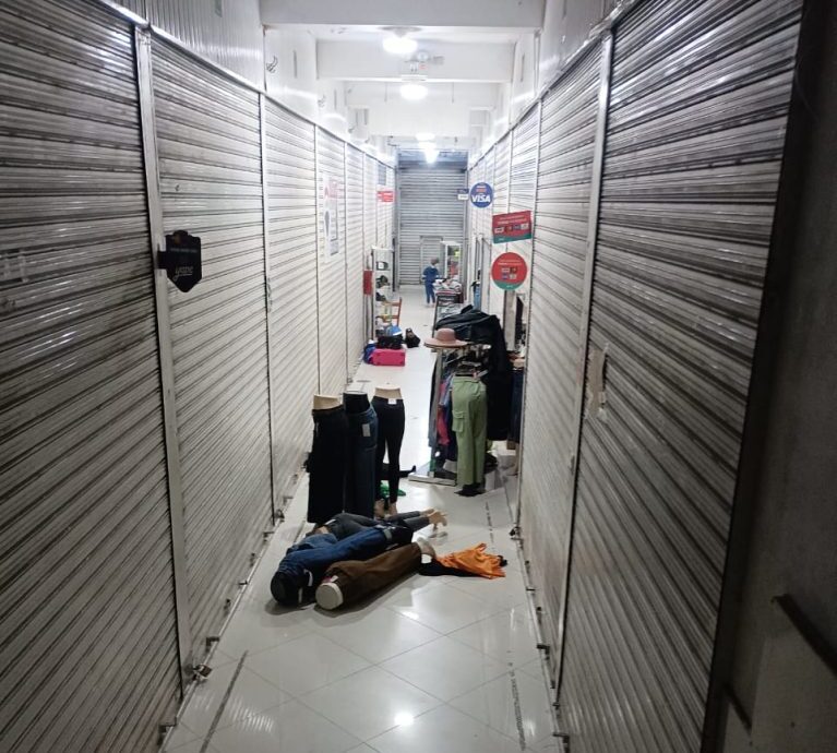 Roban en tiendas de la Galería Comercial Flores, frente al mercado Pacocha