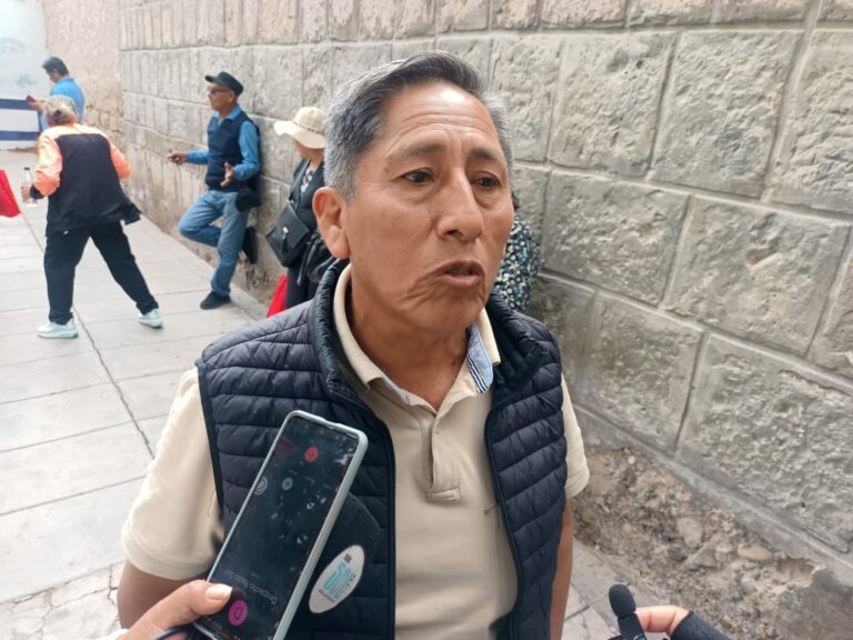 FENTASE realiza plantón contra ministro de Educación 