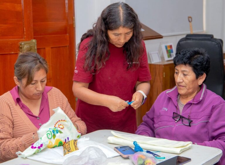 ‘Tejiendo iniciativas’ fortalece habilidades textiles en mujeres de Torata