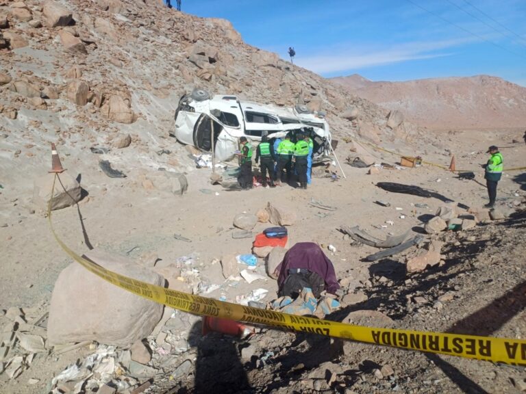 Seis fallecidos en volcadura de minivan que hacía la ruta Arequipa – Moquegua 