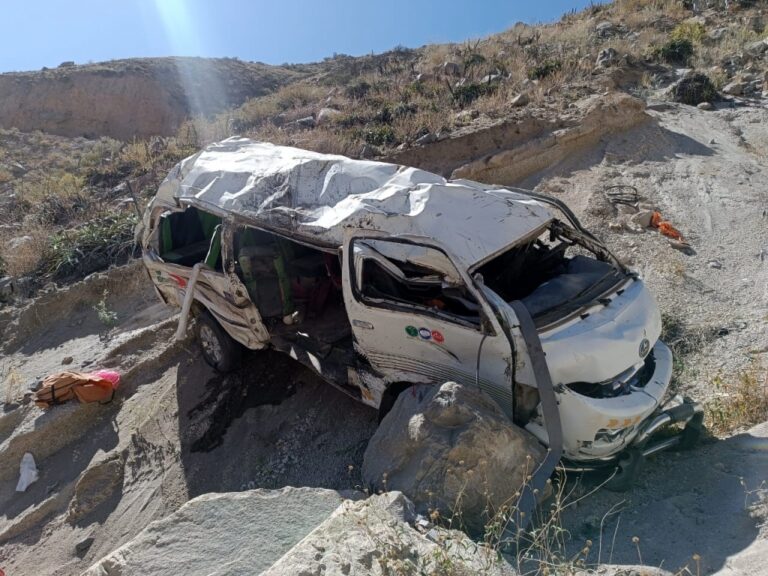 Trágico accidente en Moquegua: una mujer fallece y siete heridos graves tras despiste de combi