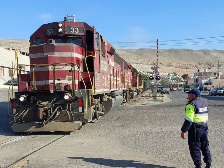 Habría estado con audífonos: Joven es impactado al cruzar las vías del tren sin mirar