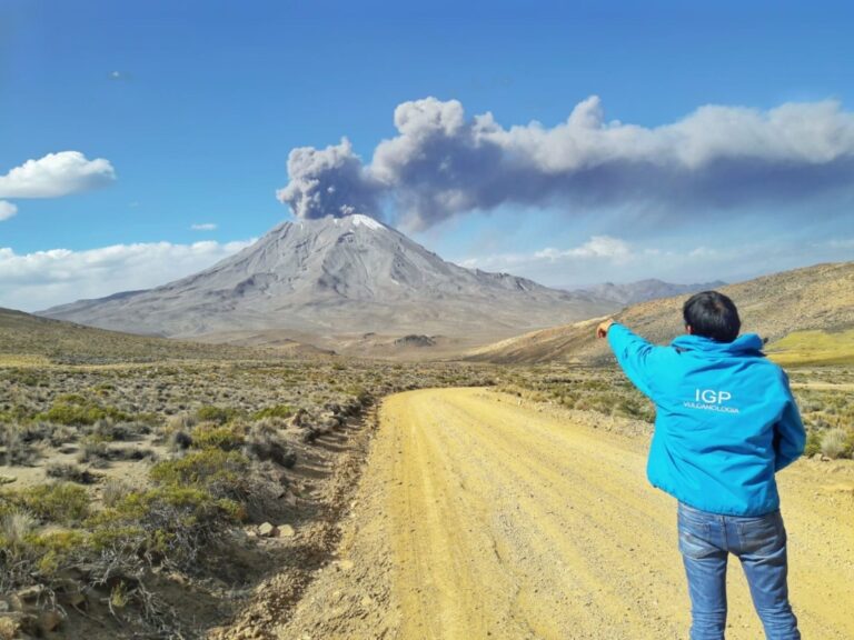 Actividad del volcán Ubinas: continuará explosiones y emisión de cenizas 