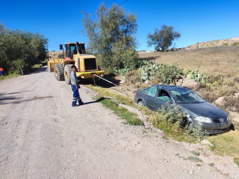 Despiste y volcadura de vehículo termina con tres trabajadores heridos 
