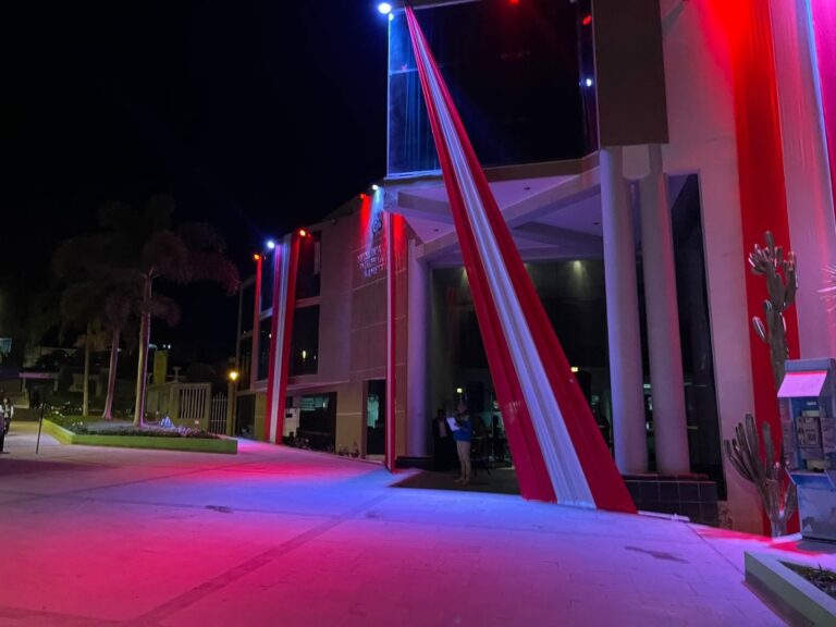 Decoran la plaza central y el municipio de Samegua por Fiestas Patrias