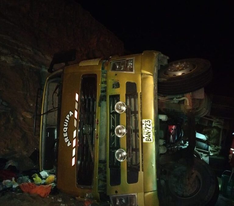 Camión cargado con forraje volcó en la Costanera Norte y conductor resultó herido