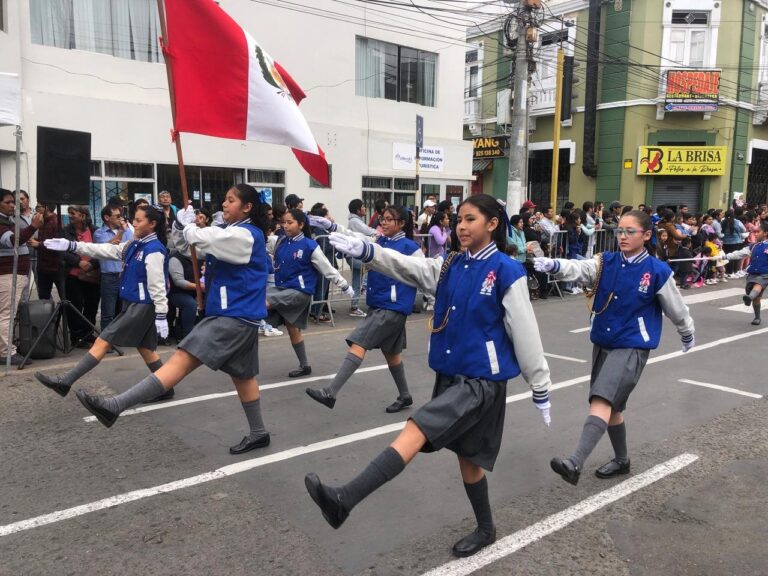 II. EE. de Mollendo participaron del tradicional izamiento dominical