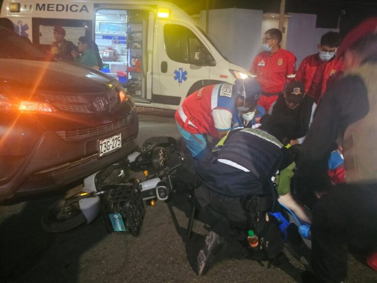 Mujer resulta herida tras chocar la moto que conducía contra una camioneta