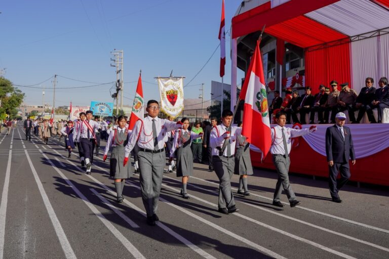 Desfile de Fiestas Patrias en Moquegua e Ilo y controversia por concurso escolar