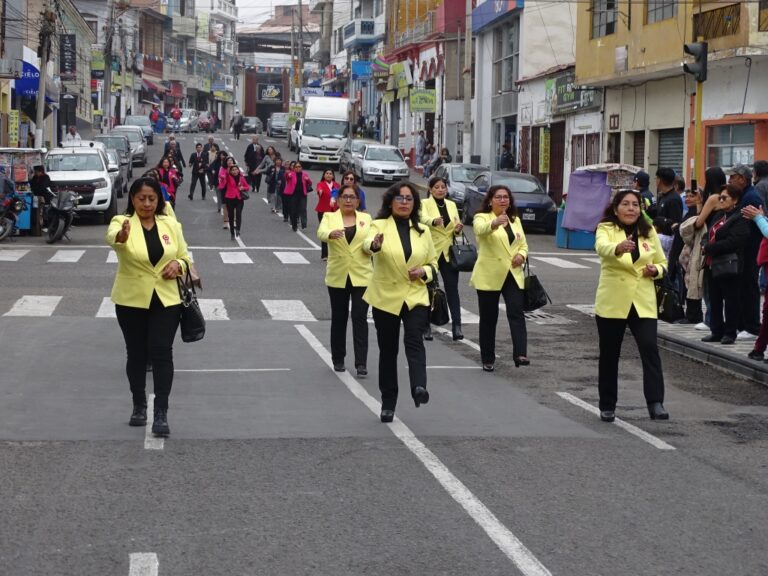 Docentes de Mollendo celebran su día con desfile y ceremonia cívica
