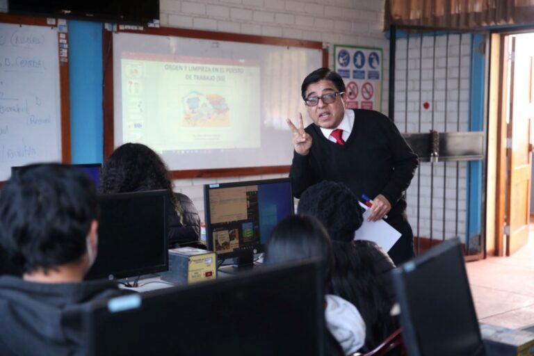 Docentes recibirán bonificación excepcional