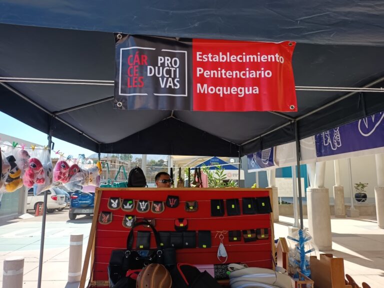 Internos del penal de Samegua ofrecen sus productos en feria