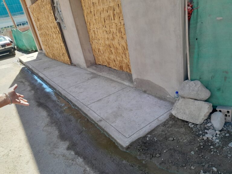 Vecinos de la Urb. El Gallito preocupados por filtraciones de agua y riesgo de colapso de muro de contención