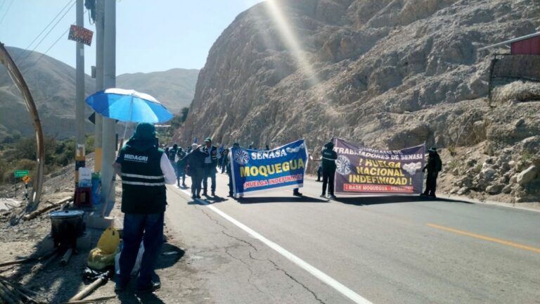 Trabajadores de Senasa en Samegua bloquean carretera en el noveno día de huelga indefinida