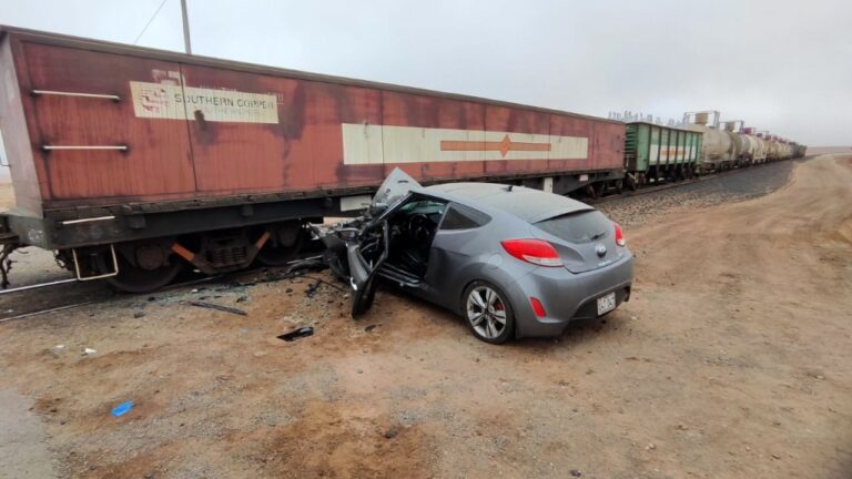 Ilo: vehículo colisiona contra vagón de tren