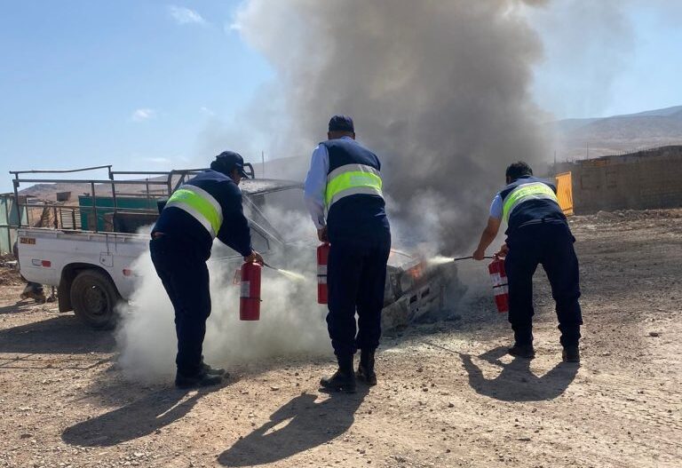 Serenos sofocan incendio en un vehículo en Alto Matarani