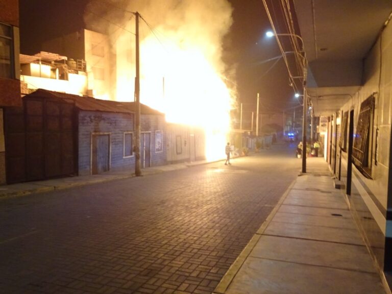 Incendio afectó tres viviendas en el cercado de Mollendo