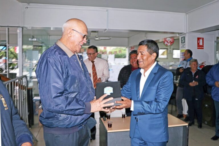 Trabajador Jacinto Barriga fue reconocido por sus 49 años de servicio municipal