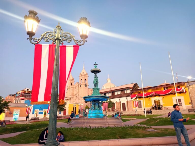 Fiestas Patrias: Municipio embellece plaza de armas y avenidas de Moquegua