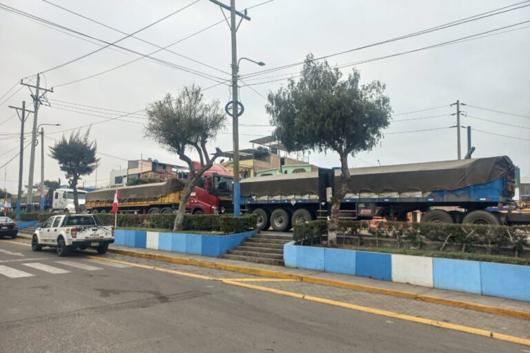 Intervienen camiones de carga en avenida principal de Matarani