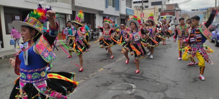 Colorido pasacalle del colegio Deán Valdivia por su 101 aniversario