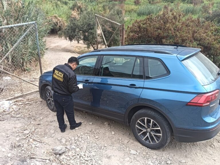 Policía de Carreteras recupera vehículo robado y captura a dos sujetos involucrados