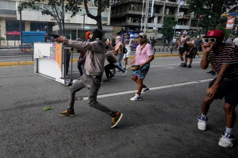 Venezuela: crece ola de protestas y represión tras fraude electoral