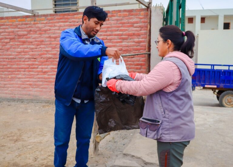 Buscan concienciar a vecinos sobre manejo de residuos sólidos en Mejía