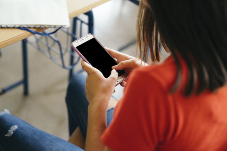 Restricción de celulares en colegios: ¿un retroceso en la educación digital?