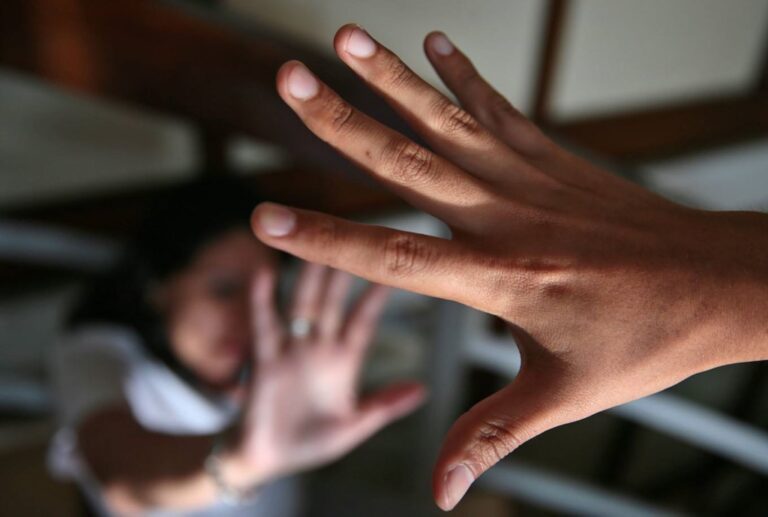 Madre pone en riesgo a hija de 12 años al enviarla a cargar celular en casa de vecino