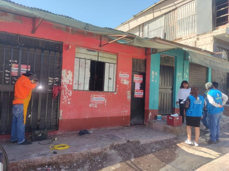 Sueldan puertas de 4 cantinas en la Quebrada del Cementerio