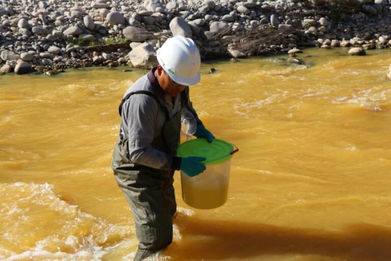 Toman muestras para analizar contaminación del río Tambo