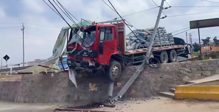 Camión cargado de cemento se despistó en Mirador al Pacífico