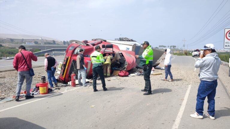 Mollendo – Mejía: tráiler frigorífico con pescado se accidenta en la Costanera