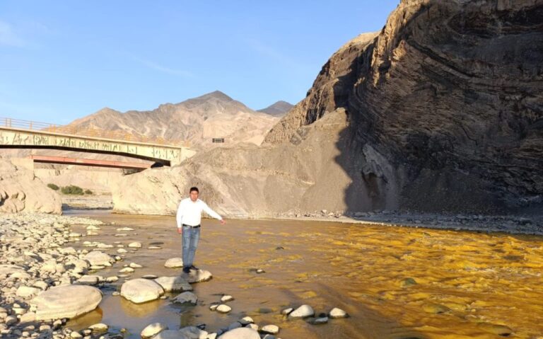 Alcalde de Quinistaquillas alerta sobre nueva coloración amarillenta en el río Coralaque