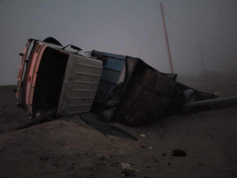 Camión cargado de mercadería vuelca y chofer se salva de milagro