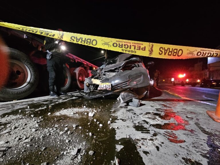 Choque frontal entre tráiler y automóvil deja como saldo dos heridos