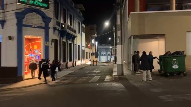 Cúster chocó y derribó poste de energía eléctrica en el cercado de Mollendo
