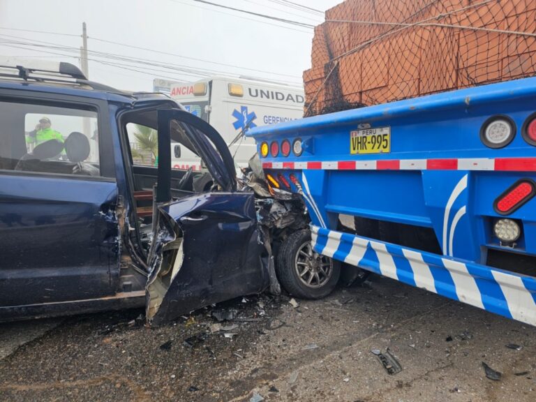 Comerciantes resultan heridos tras chocar por alcance su vehículo contra un tráiler