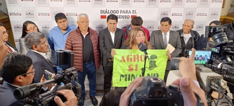 Opositores a Tía María realizaron conferencia de prensa en el Congreso