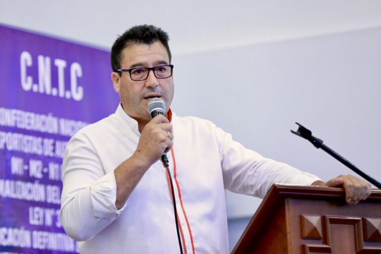 Congresista Edwin Martínez denuncia a María Agüero por comentarios despectivos