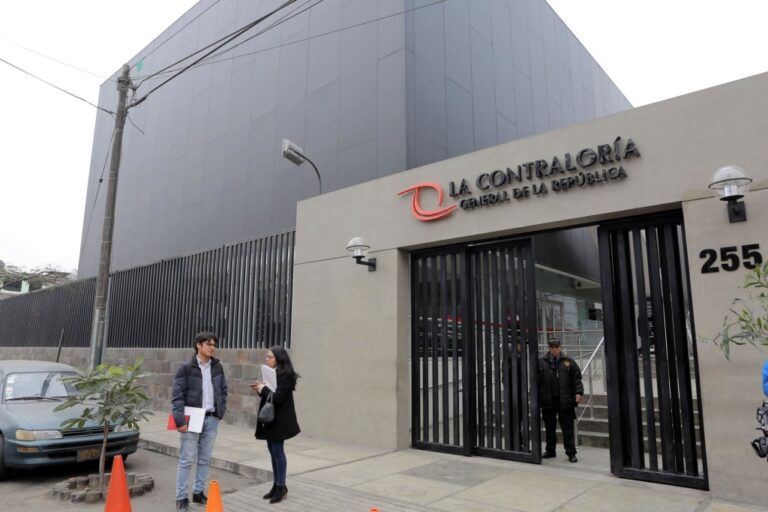 ¿Quién controla a la Contraloría?