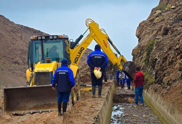 Intensa labor de descolmatación del canal principal de agua en Mejía
