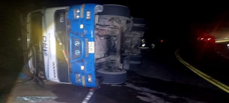 Conductor pierde el control y tráiler vuelca en la Costanera Norte