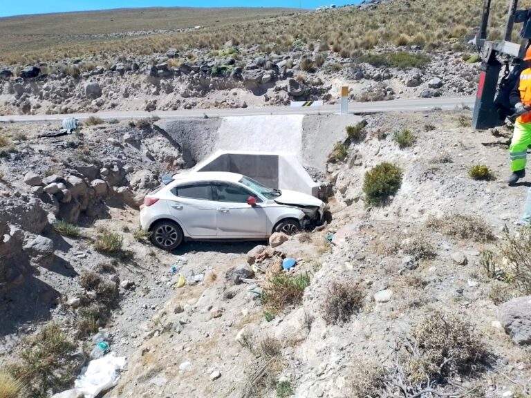 Despiste de vehículo deja lesiones personales y daños materiales