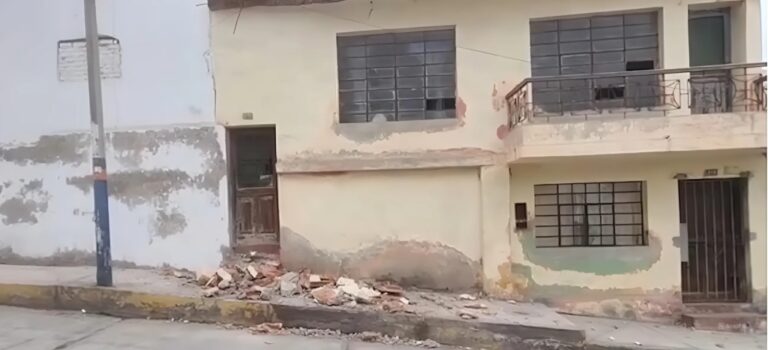 Alto La Virgen: caída de parte del techo de casa pudo causar un accidente 