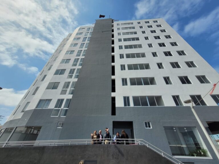 Entregan dos departamentos más, en la Residencial Miramar de Pacocha