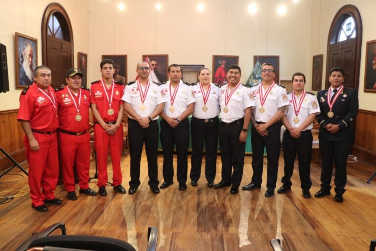Homenaje a la Compañía de Bomberos Mollendo N°12 en su 138° aniversario
