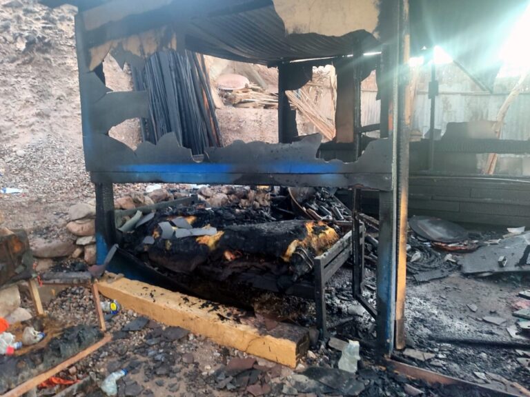 Incendio consume módulo en Chen Chen; dos personas afectadas