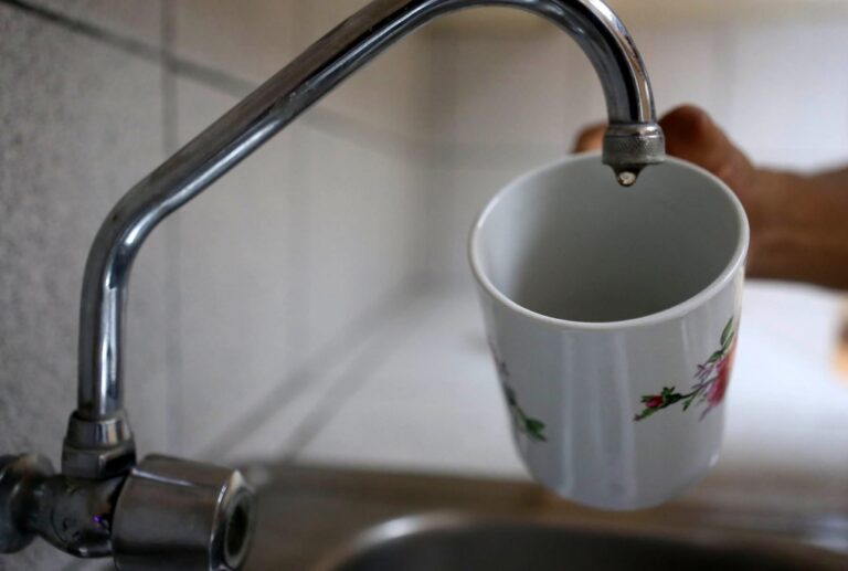 Frecuentes cortes de agua potable afectan a más de un millón de personas en el sur del Perú